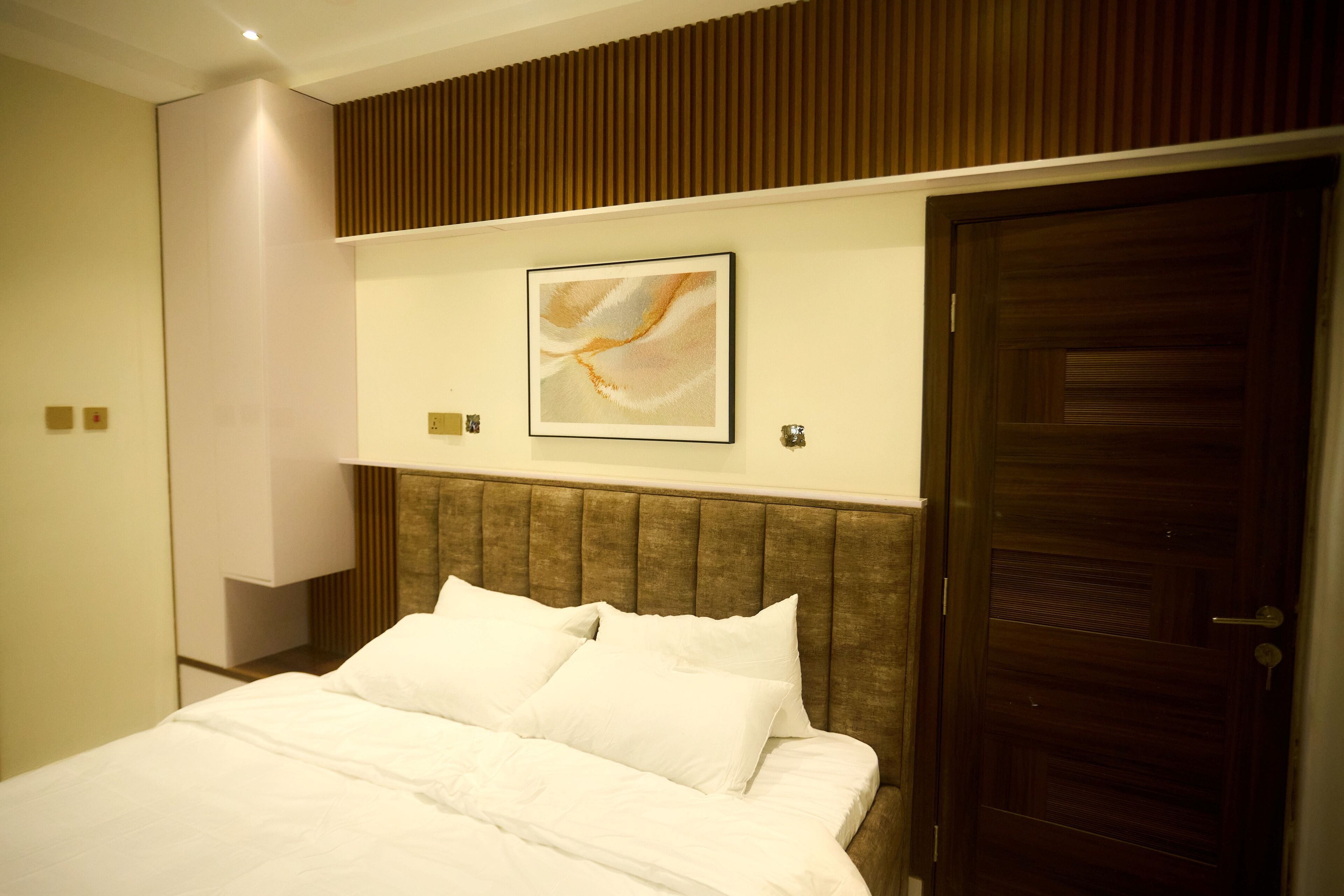 Executive Suite, Mountain View | Laptop workspace, iron/ironing board, free WiFi