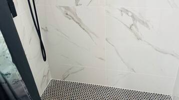 Een douche, een haardroger, handdoeken, zeep
