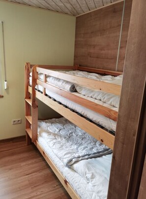 2 habitaciones, muebles diferentes y tabla de planchar con plancha 