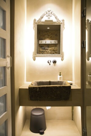 Douche, sèche-cheveux, bidet, serviettes fournies