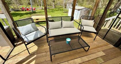 Vintage Cozy Retreat - close to the beach!