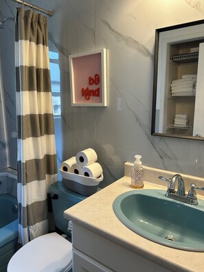 Pyyhkeet, saippua, vessapaperi