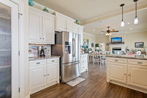 Kühlschrank, Mikrowelle, Geschirrspüler