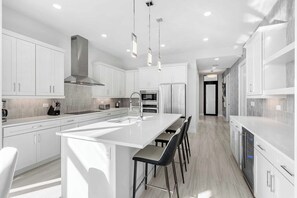 Micro-ondes, lave-vaisselle, cafetière/bouilloire, grille-pain