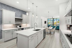 Mikrowelle, Geschirrspüler, Wasserkocher mit Kaffee-/Teezubehör, Toaster