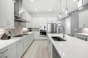 Mikrowelle, Geschirrspüler, Wasserkocher mit Kaffee-/Teezubehör, Toaster