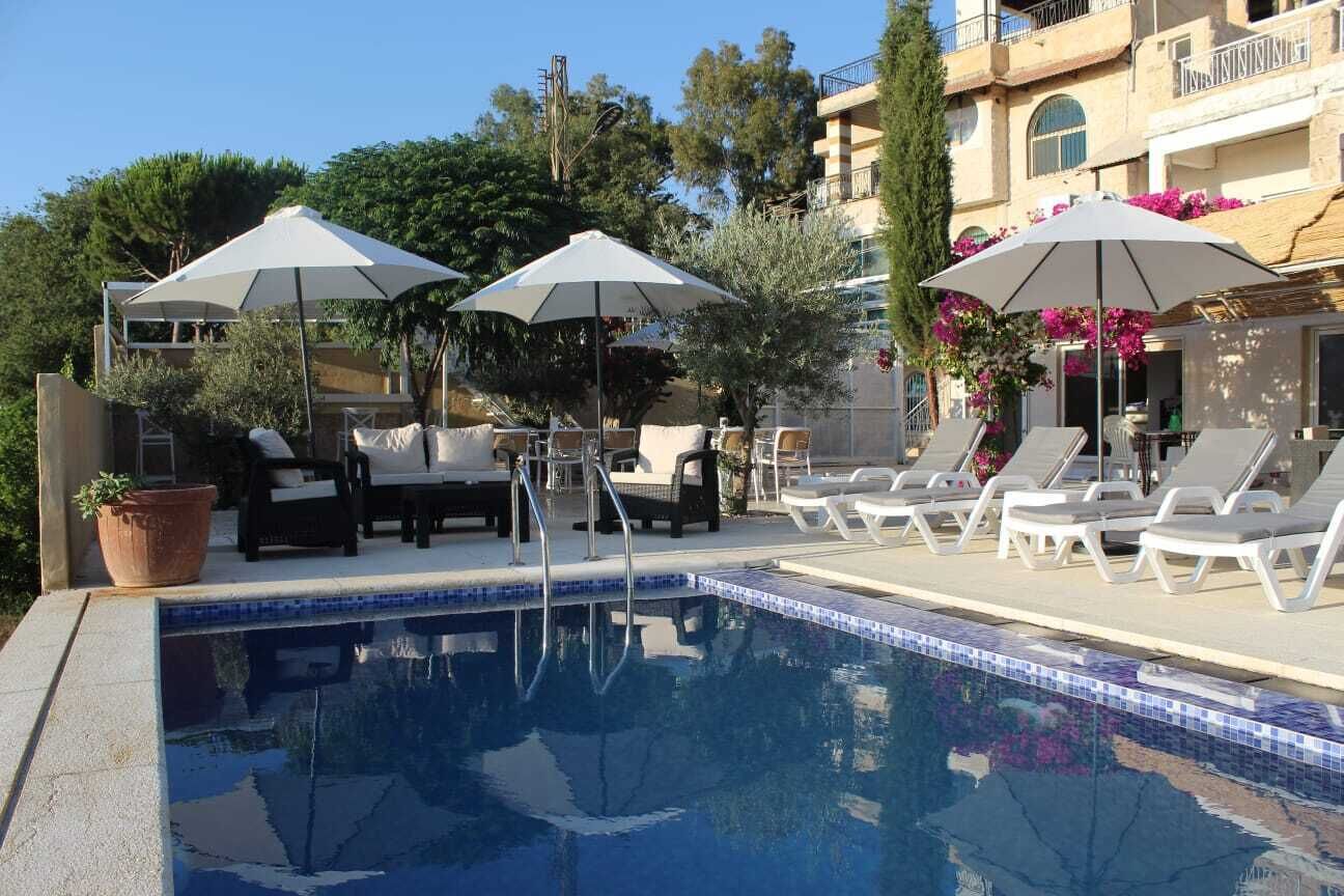 Hồ bơi ngoài trời phục vụ theo mùa, dù/ô trên bãi biển/hồ bơi 