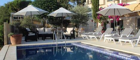 Kolam renang terbuka bermusim, payung kolam, kerusi lepak pantai