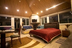 Penthouse, cocineta, vista al mar | Ropa de cama hipoalergénica y camas con efecto memoria