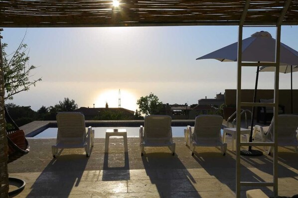 Alberca al aire libre por temporada y sombrillas en la alberca