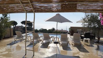 Seasonal outdoor pool, pool umbrellas, sun loungers