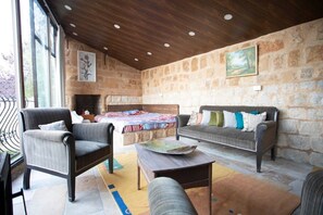 Dubbelrum - privat badrum - havsutsikt | Vardagsrum | 40-tums smart-tv med satellitkanaler, datorskärmar och printers