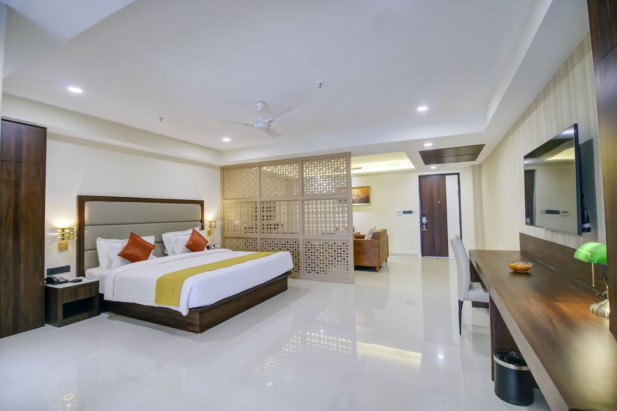Suite | 1 bedroom, in-room safe, desk, laptop workspace