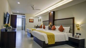 Camera familiare | Una cassaforte in camera, una scrivania, postazione laptop