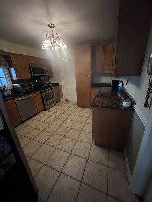 Microwave, oven, stovetop, dishwasher - Beautiful 3-bedroom house with WiFi, AC in fantastic Oakmont (Oakmont)