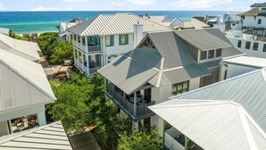 Una zona residencial costera con casas de techos a dos aguas y balcones.