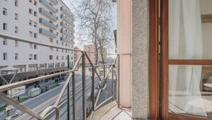 A balcony with a view of a city street and buildings. - Unico Apt 4, Free Parking, 6 guests, for families (Mestre)