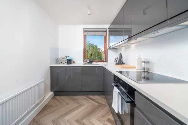 Private kitchen - Chic 2BR Battersea Flat - Terrace & Pet-Friendly (London)
