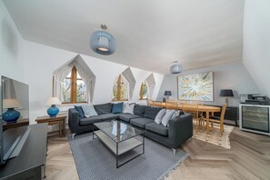 Living area - Chic 2BR Battersea Flat - Terrace & Pet-Friendly (London)