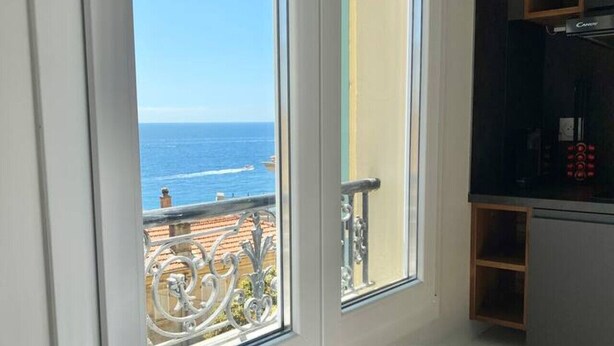 A room with a view of the ocean and a balcony. - Vue mer - Monaco - clim (Cap-d'Ail)