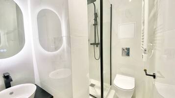 Een haardroger, handdoeken, zeep, shampoo