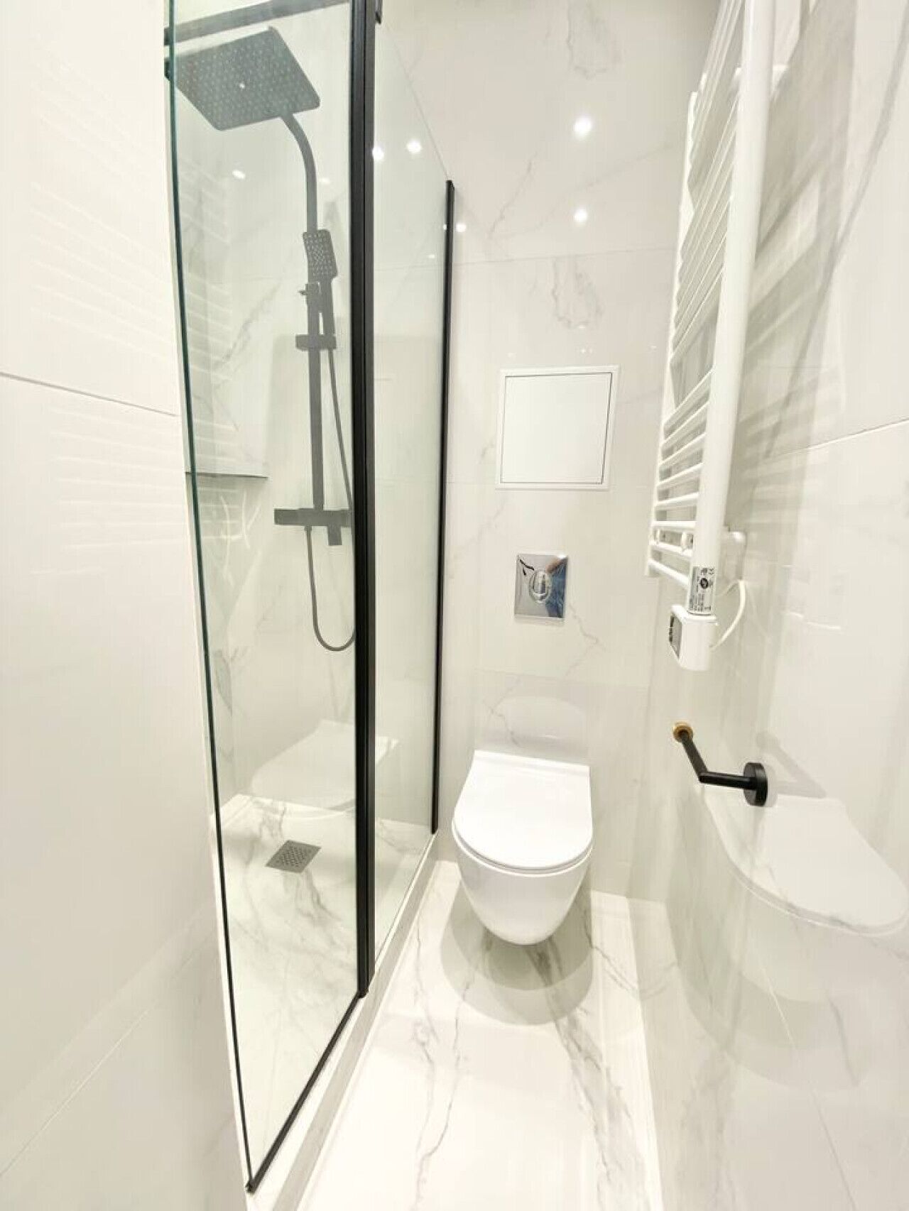 Sèche-cheveux, serviettes fournies, savon, shampoing