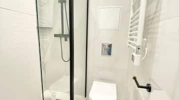 Een haardroger, handdoeken, zeep, shampoo