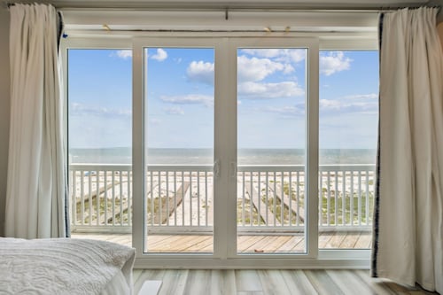 Book for Spring Break! Dog Friendly! Gulf Front! Hot Tub! Boardwalk to Beach!