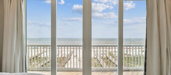 Book for Spring Break! Dog Friendly! Gulf Front! Hot Tub! Boardwalk to Beach!