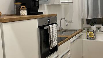 Fridge, oven, stovetop, dishwasher