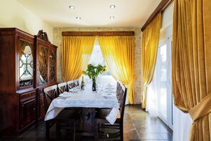 Traditional Villa, Mountain View | Dining room