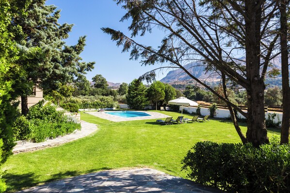 Traditional Villa, Mountain View | Garden view
