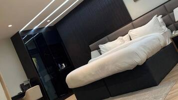 Habitació familiar, balcó, vistes a la ciutat | Escriptori, espai de treball apte per a portàtils i cortines opaques