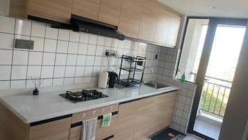 KĂŒhlschrank, Mikrowelle, Ofen, Wasserkocher