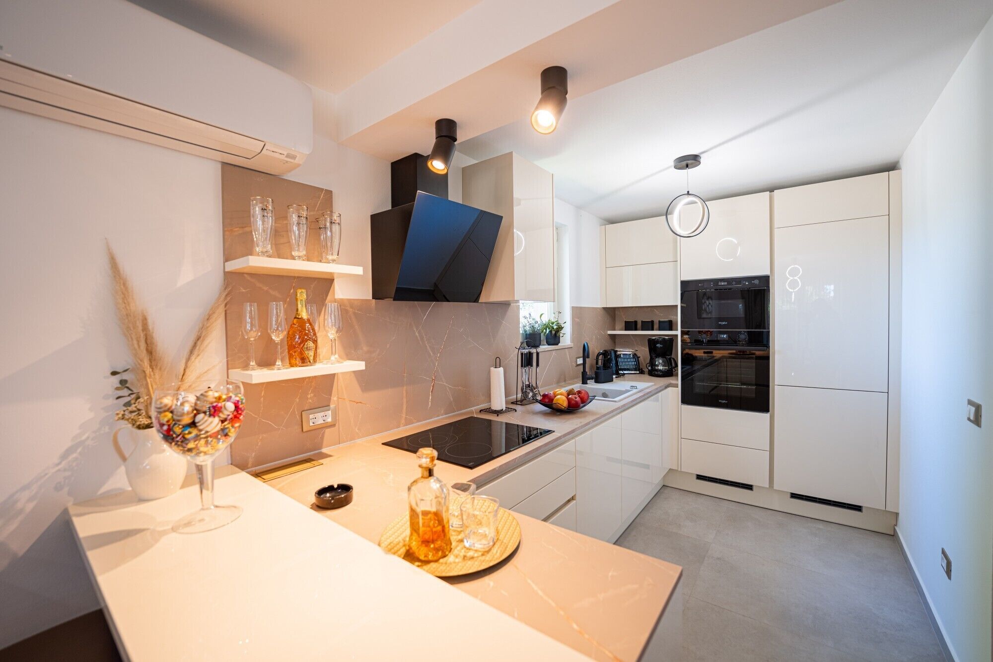 冷蔵庫、電子レンジ、オーブン、コンロ