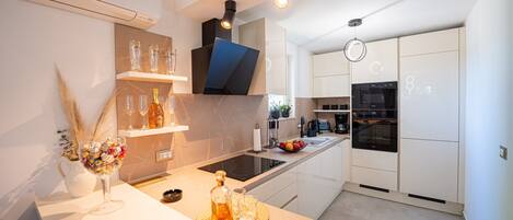 Frigorifero, microonde, forno, piano cottura