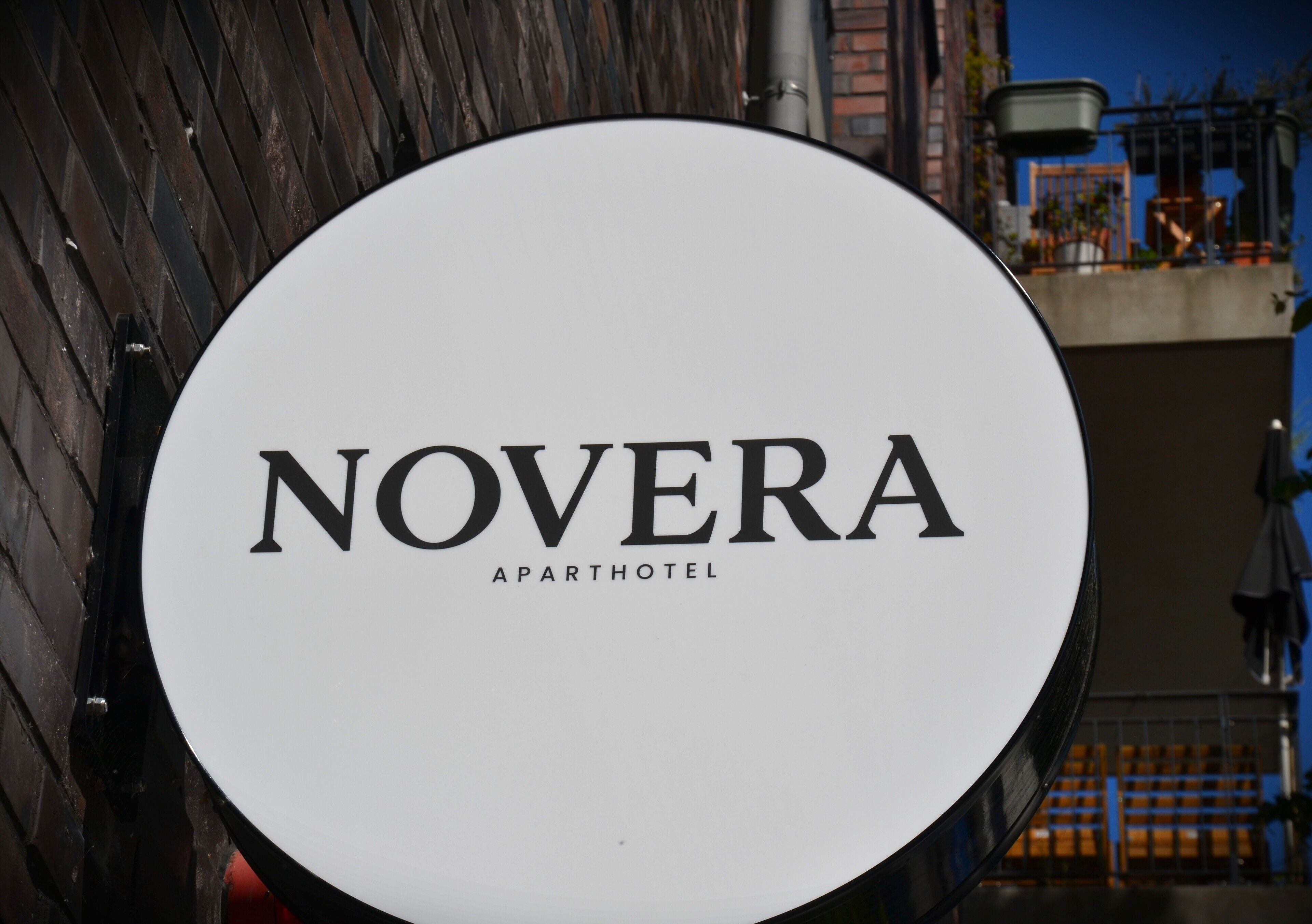 Schild für das Novera Apartment Hotel.