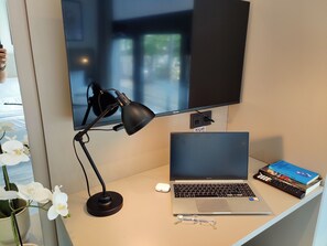Kahden hengen deluxe-huone, kaupunkinäköala | Työpöytä, kannettavalle tietokoneelle sopiva työtila, ilmainen Wi-Fi