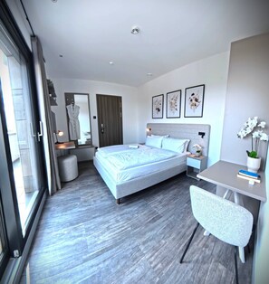 Escritorio, espacio para trabajar con laptop y wifi gratis 