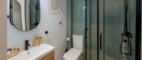 ヘアドライヤー、タオル、石鹸、トイレットペーパー