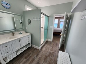 Douche, baignoire à jets, sèche-cheveux, serviettes fournies