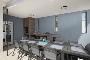 Outdoor dining - 5-bedroom Villa Eminentia with Sea View and Private Pool (Ližnjan)