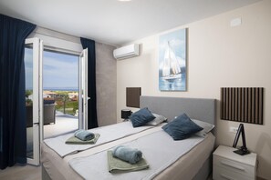 5 chambres, coffres-forts dans les chambres, lit parapluie