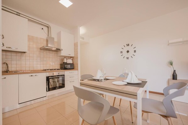 Kühlschrank, Mikrowelle, Ofen, Geschirrspüler