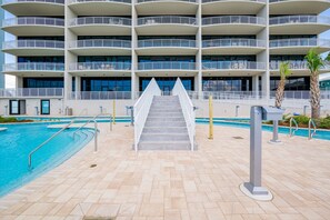 Appart'hôtel, 4 chambres | Piscine | Piscine couverte, piscine extérieure