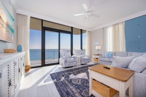 Condo, 4 habitaciones | Área de sala de estar