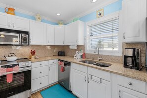 House, 2 Bedrooms | Private kitchen