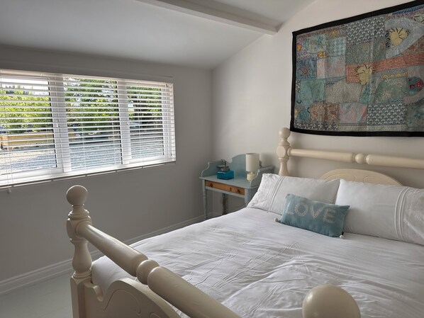 2 bedrooms, iron/ironing board, travel crib, free WiFi - Charming 2-bedroom shabby chic cottage in beautiful Kinvara. (Kinvarra)