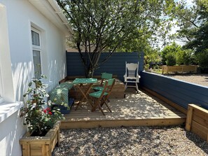 Outdoor dining - Charming 2-bedroom shabby chic cottage in beautiful Kinvara. (Kinvarra)