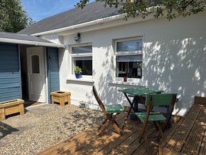 Outdoor dining - Charming 2-bedroom shabby chic cottage in beautiful Kinvara. (Kinvarra)